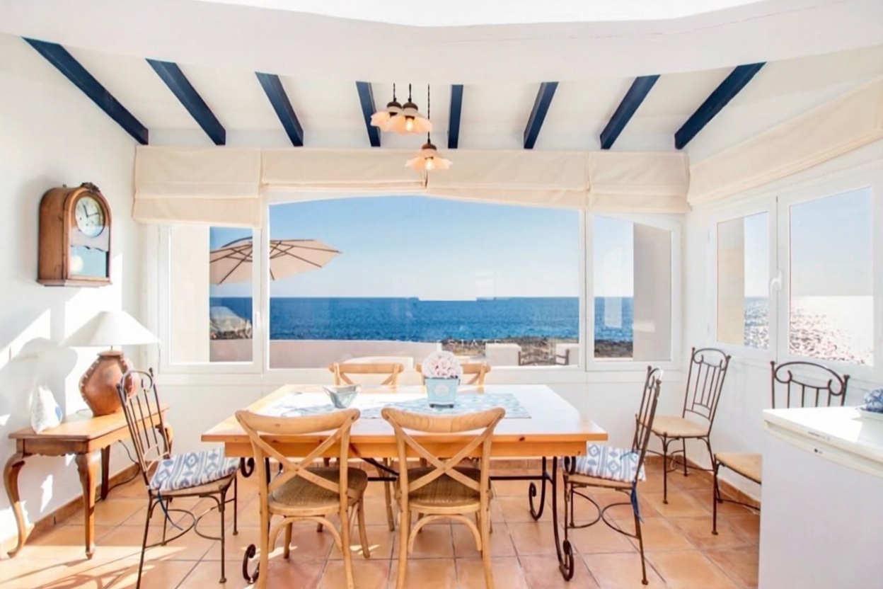 Chalet with direct beach access in Mallorca, Balears (Illes) — Dining room