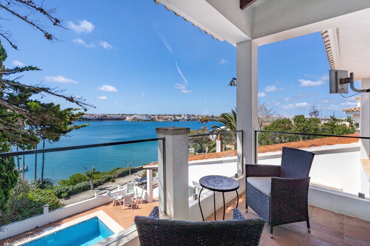 Chalet mit direkter Strandzugang in Maó/Mahón — Meerterrasse