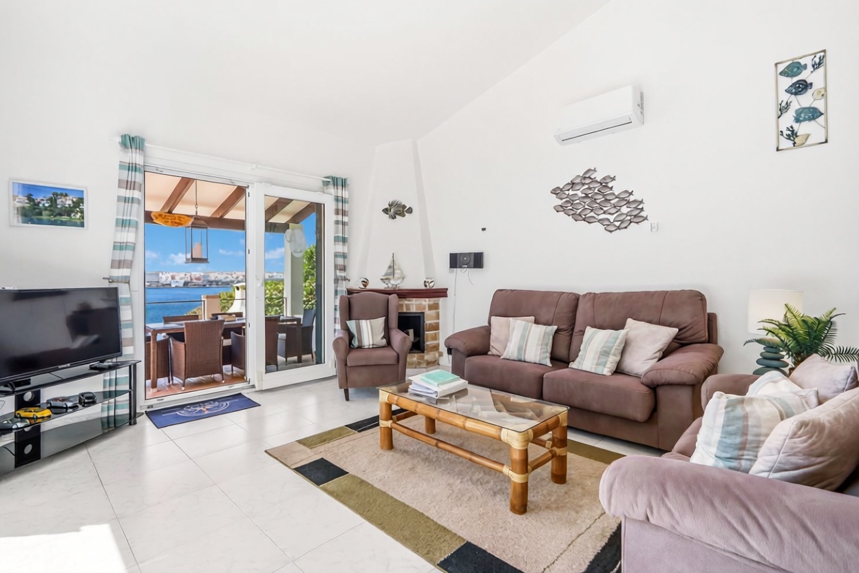 Chalet mit direkter Strandzugang in Maó/Mahón — Wohnzimmer