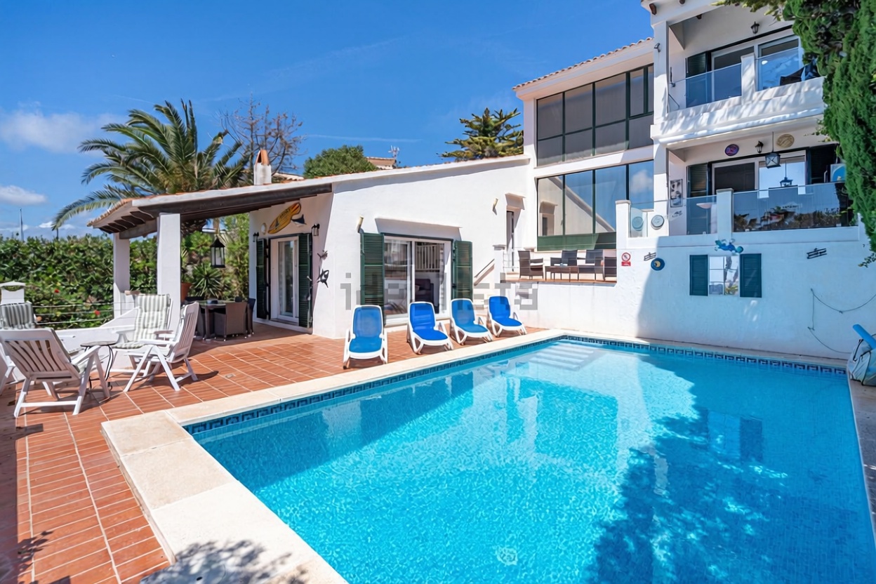 Chalet mit direkter Strandzugang in Maó/Mahón — Pool