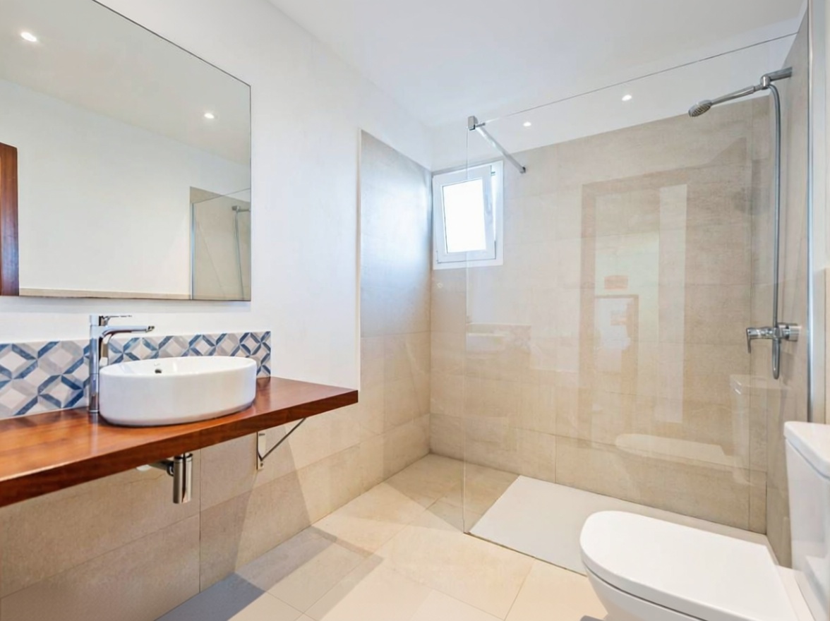 Chalet with direct beach access in Es Mercadal — Bathroom