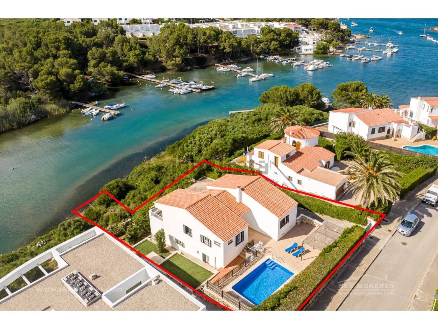Chalet with direct beach access in Es Mercadal — Aerial
