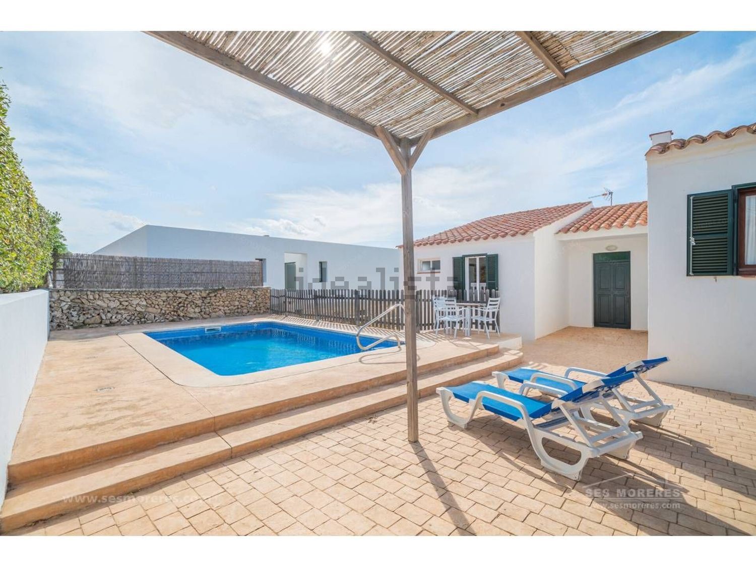 Chalet with direct beach access in Es Mercadal — Pool