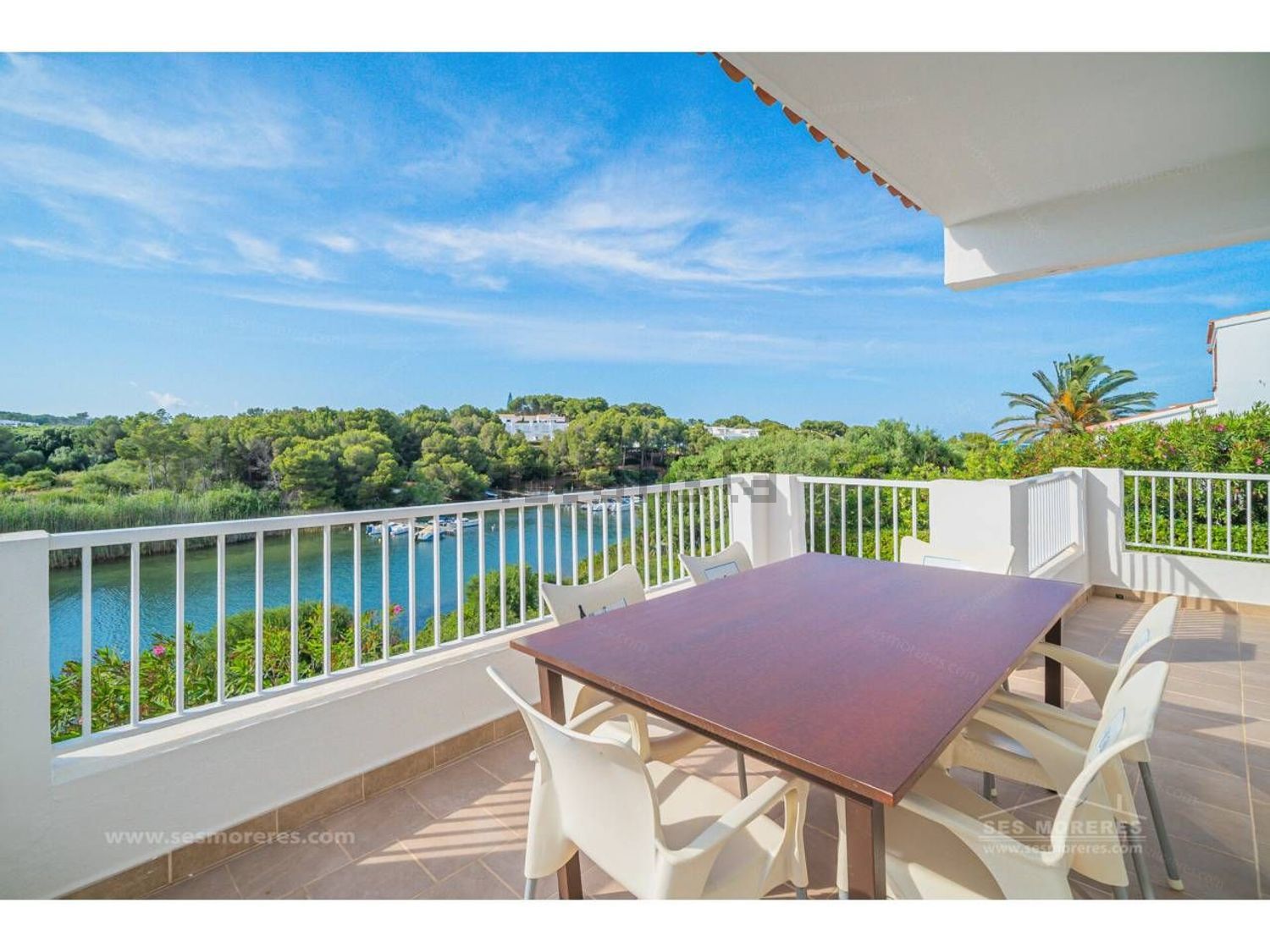 Chalet with direct beach access in Es Mercadal — Sea terrace