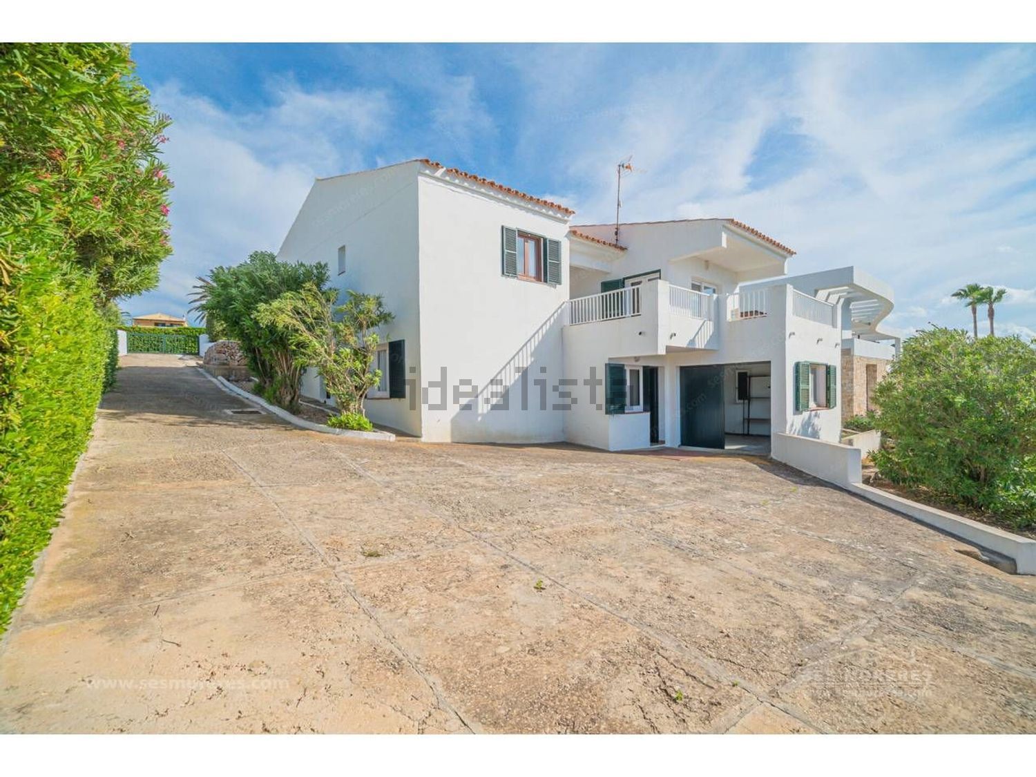 Chalet with direct beach access in Es Mercadal — Facade