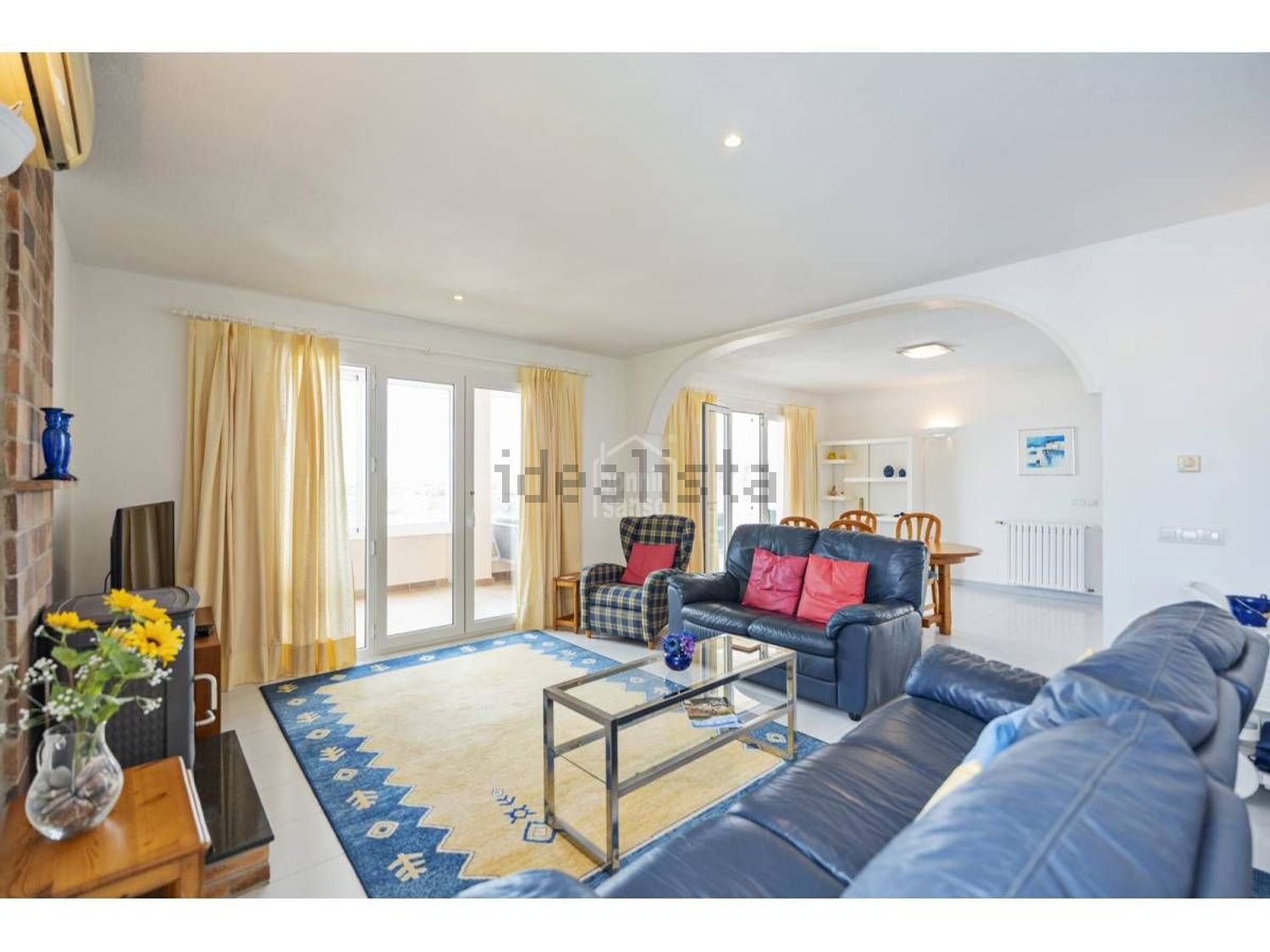 Chalet with direct beach access in Es Mercadal — Living room