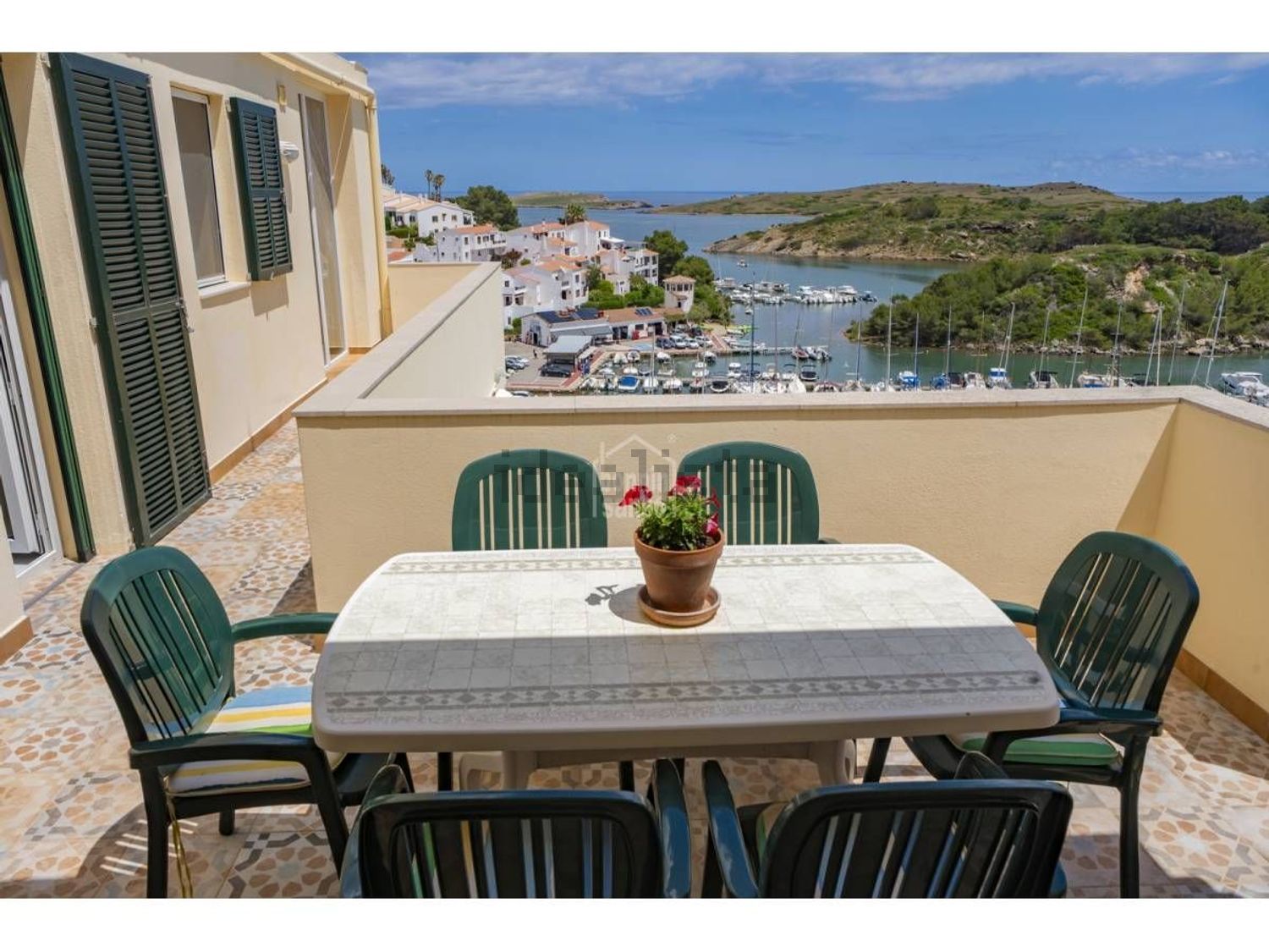 Chalet with direct beach access in Es Mercadal — Sea terrace