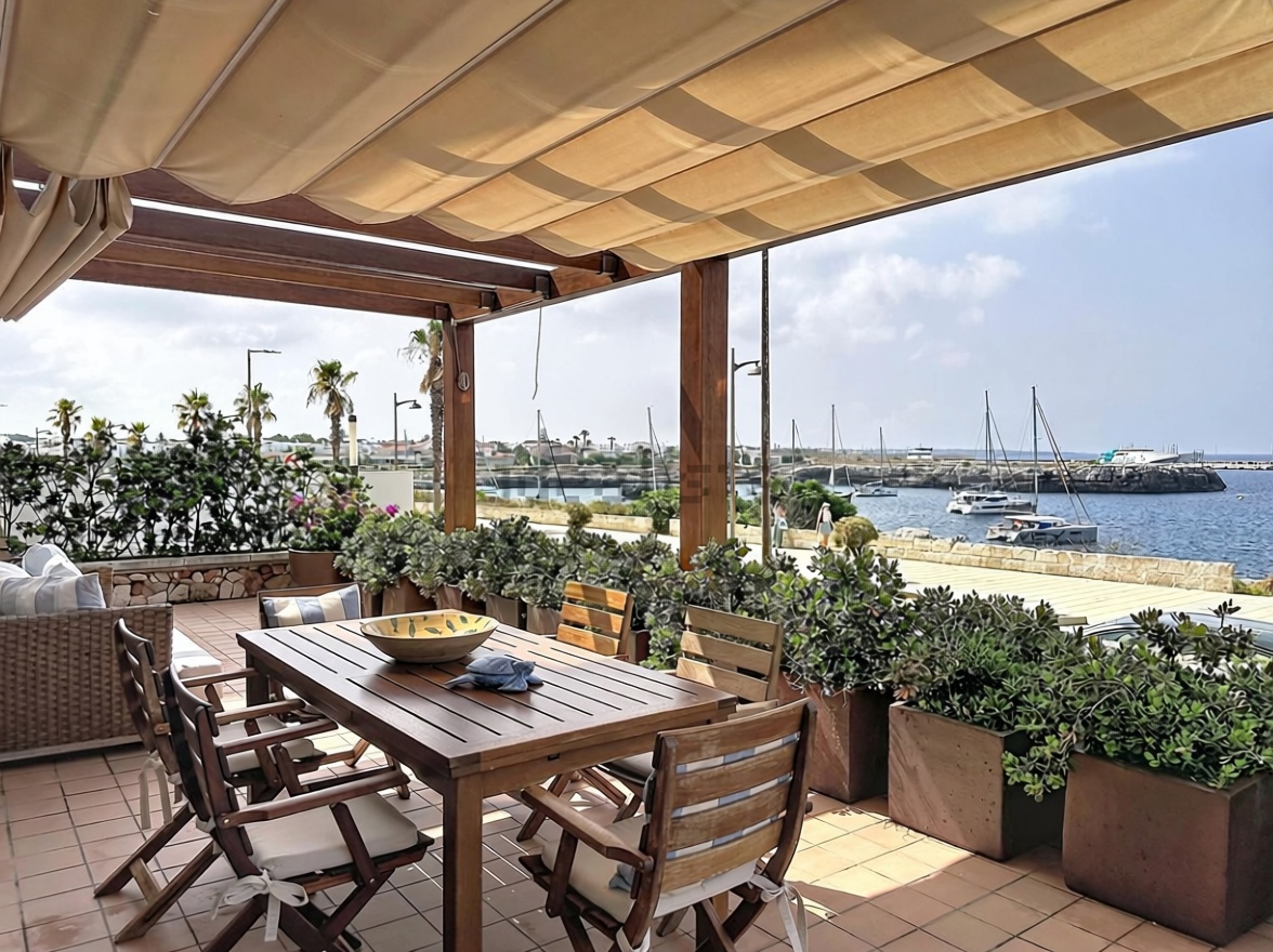 Wohnung in erste Strandlinie in Ciutadella — Meerterrasse