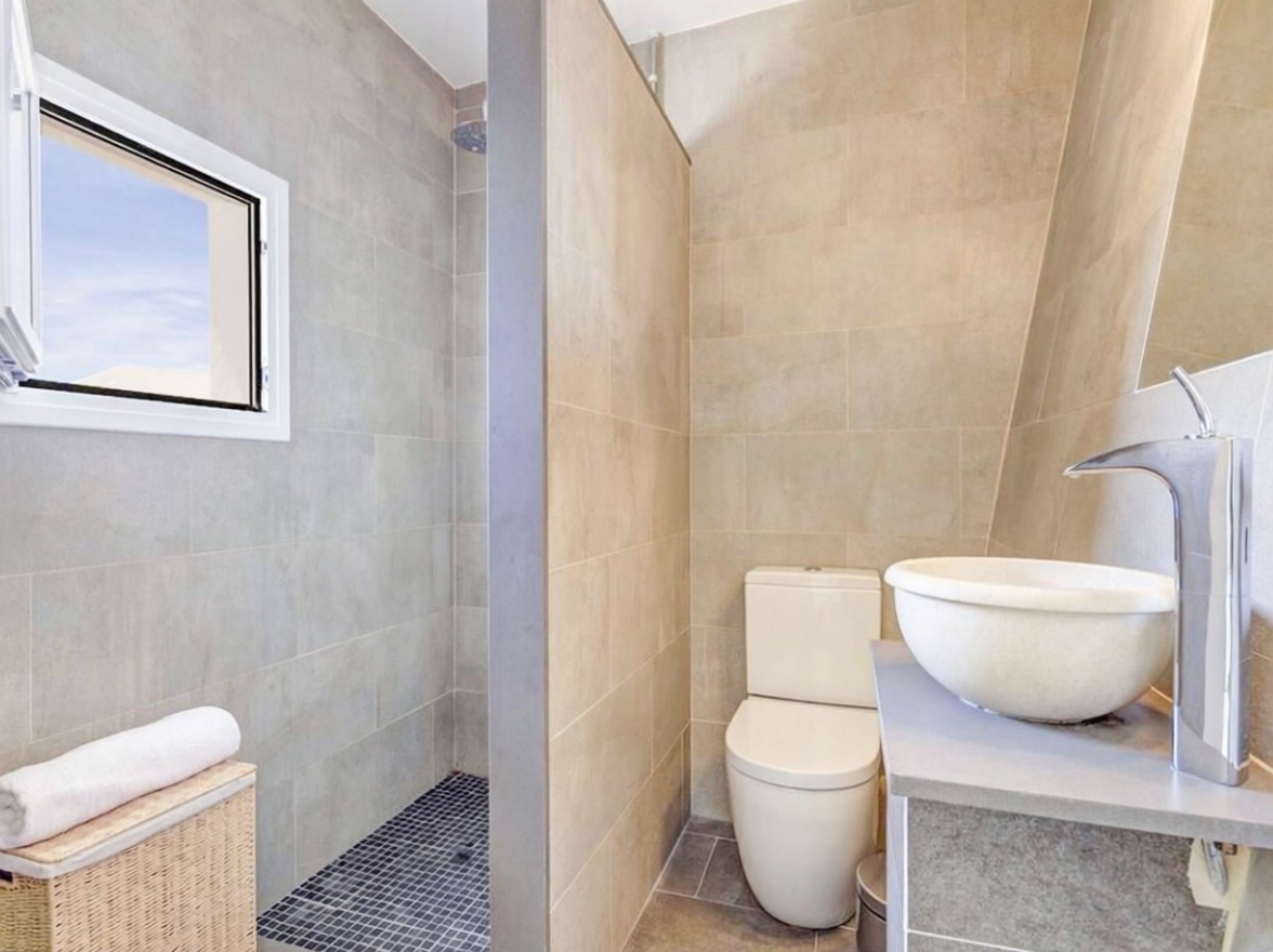 Chalet with direct beach access in Mallorca, Balears (Illes) — Bathroom