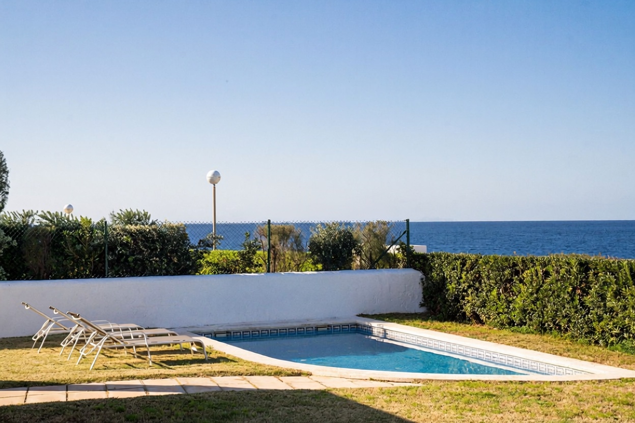 Chalet with direct beach access in Ciutadella — Pool