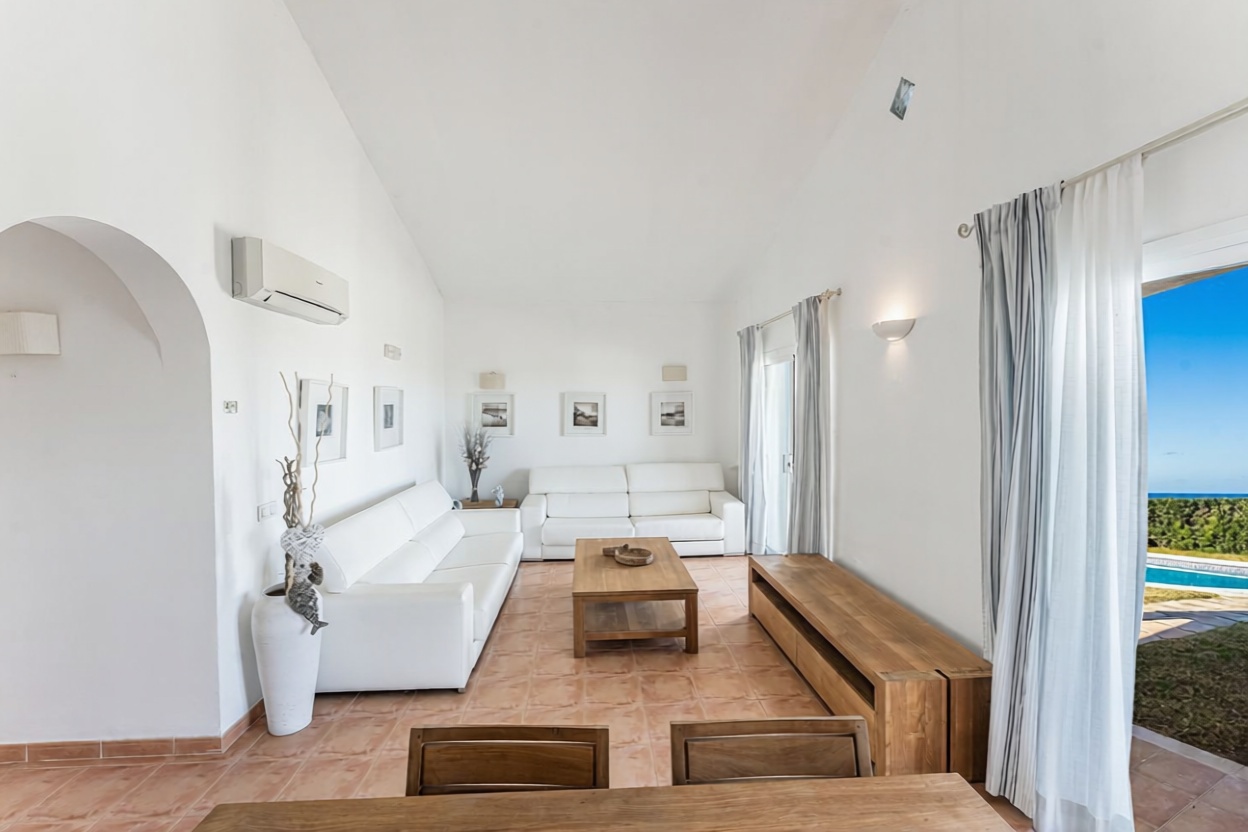 Chalet with direct beach access in Ciutadella — Living room