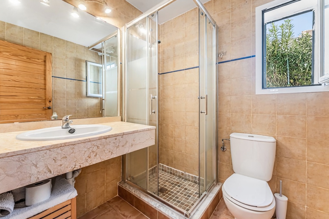 Chalet with direct beach access in Ciutadella — Bathroom