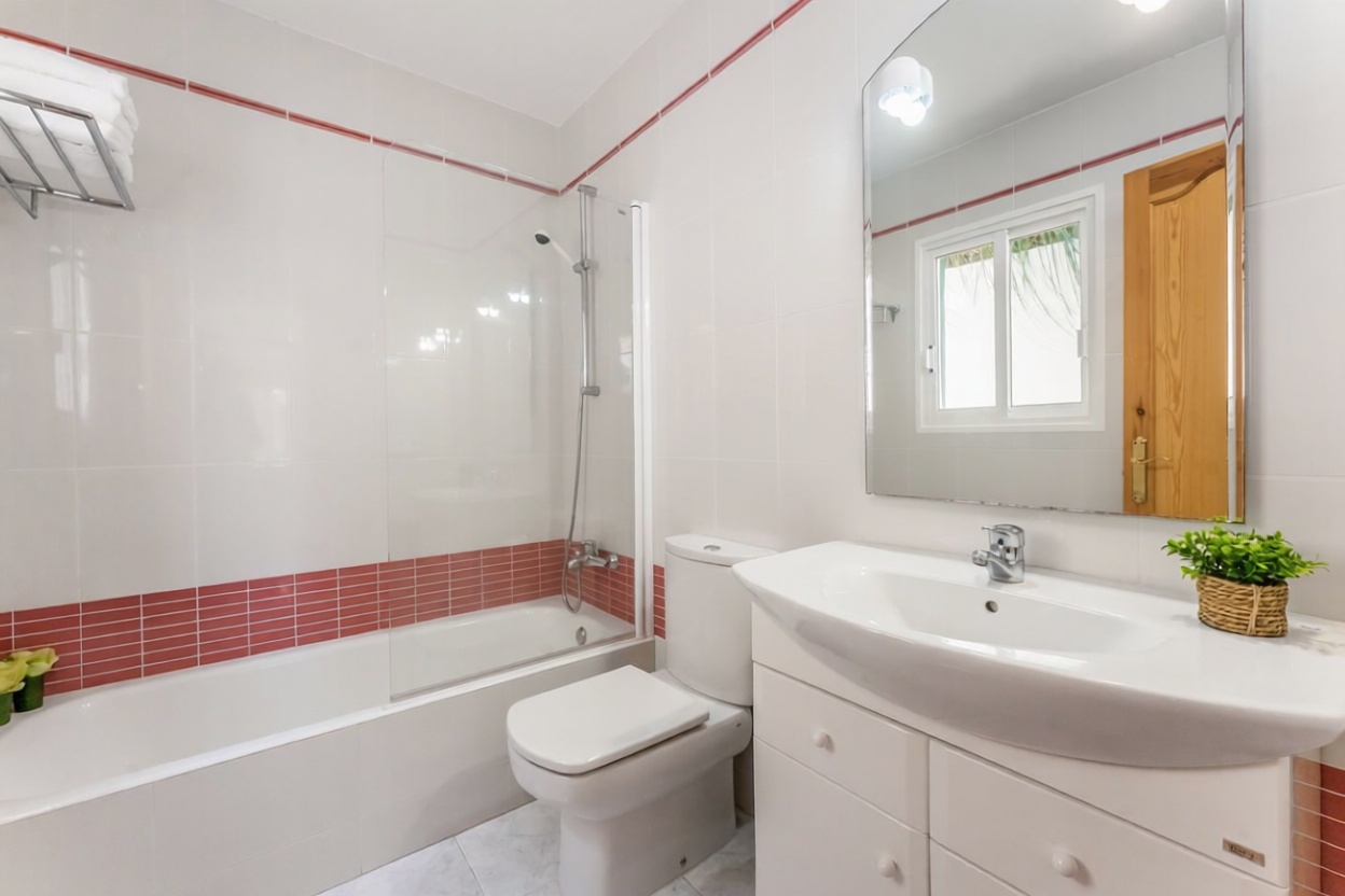 Chalet with direct beach access in Mallorca, Balears (Illes) — Bathroom