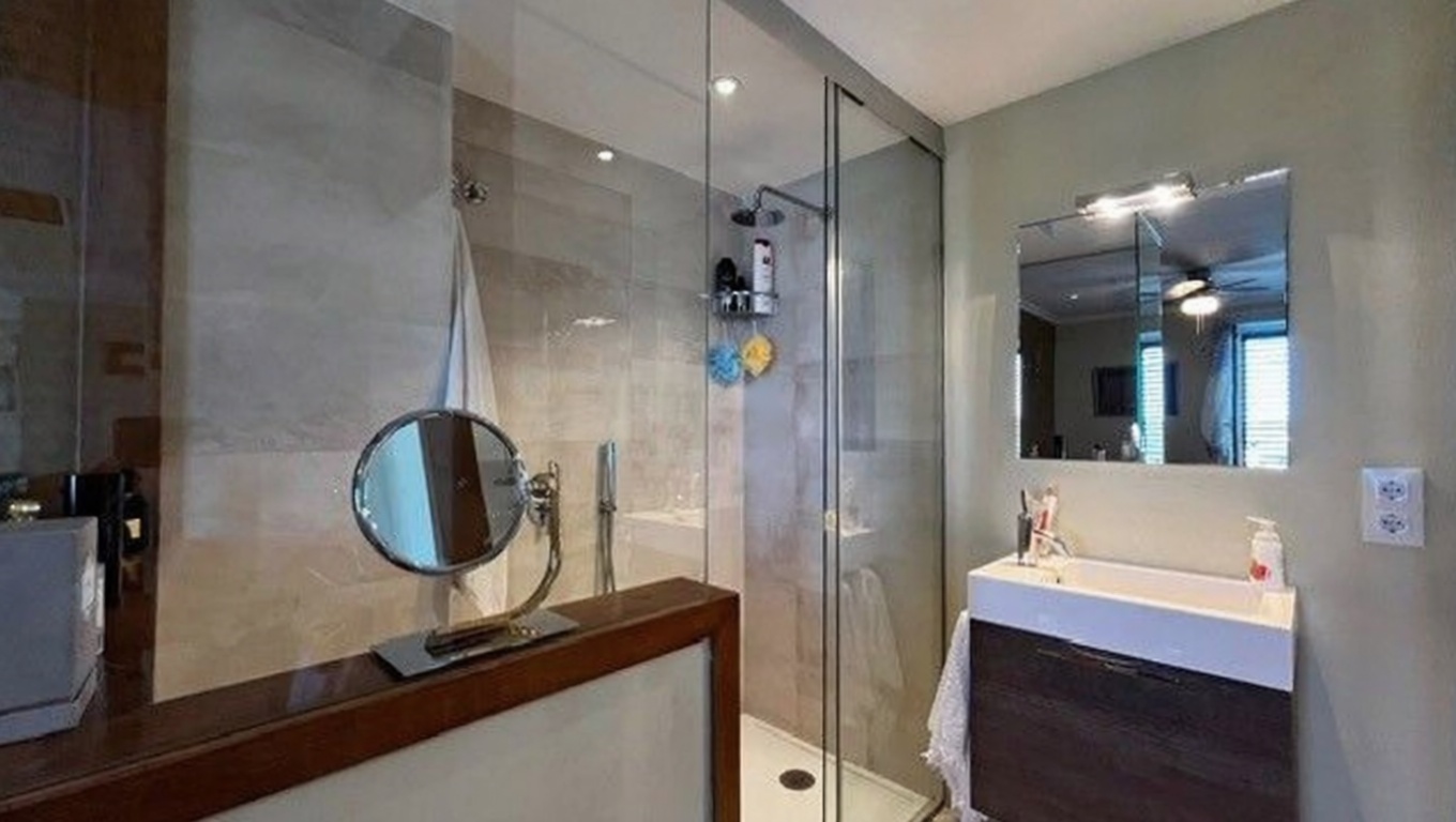 Dúplex en primera línea de playa en Maó/Mahón — Baño