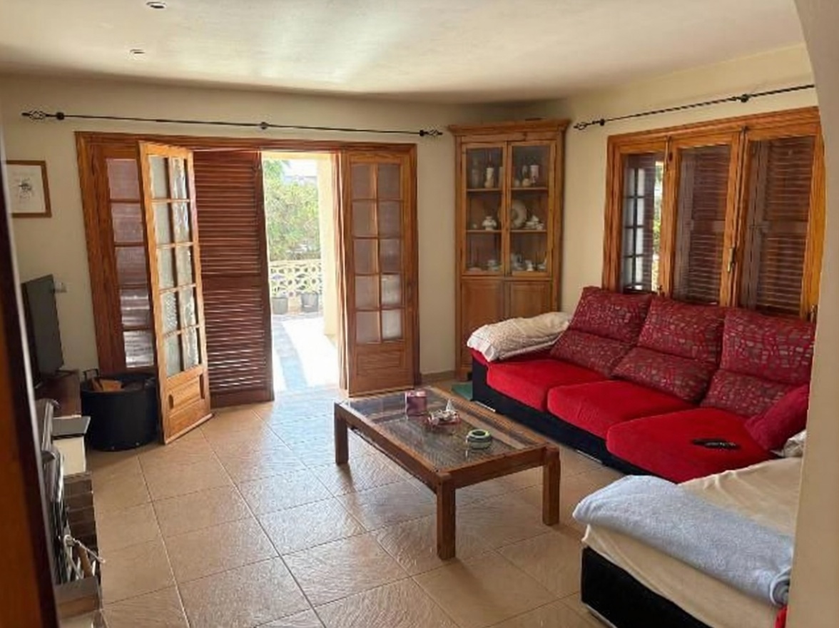 Chalet with direct beach access in Ciutadella — Living room