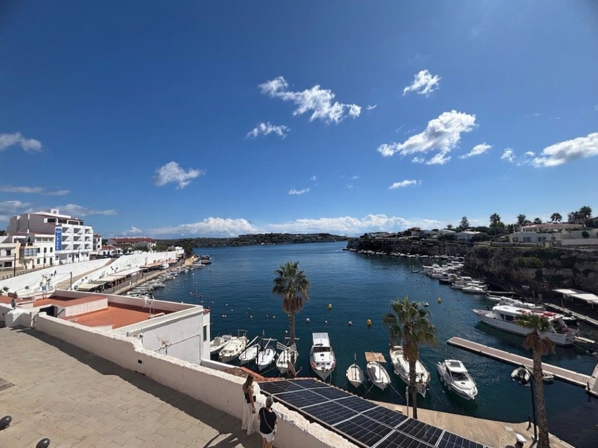 Chalet with direct beach access in Es Castell — Sea view