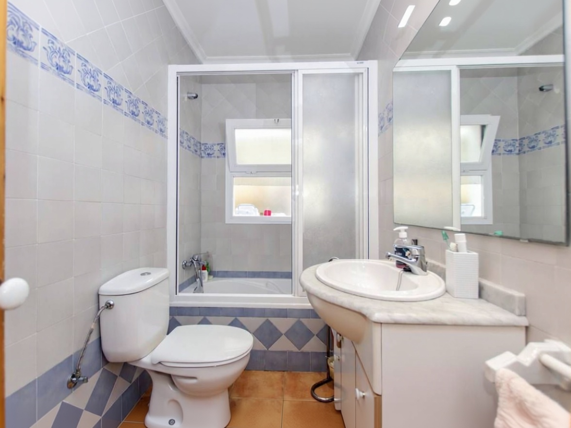 Chalet with direct beach access in Mallorca, Balears (Illes) — Bathroom