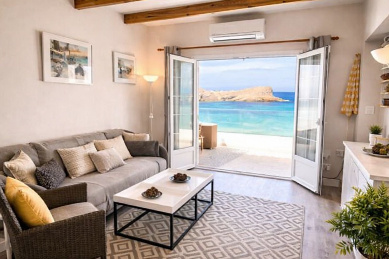 Chalet with direct beach access in Es Mercadal — Living room