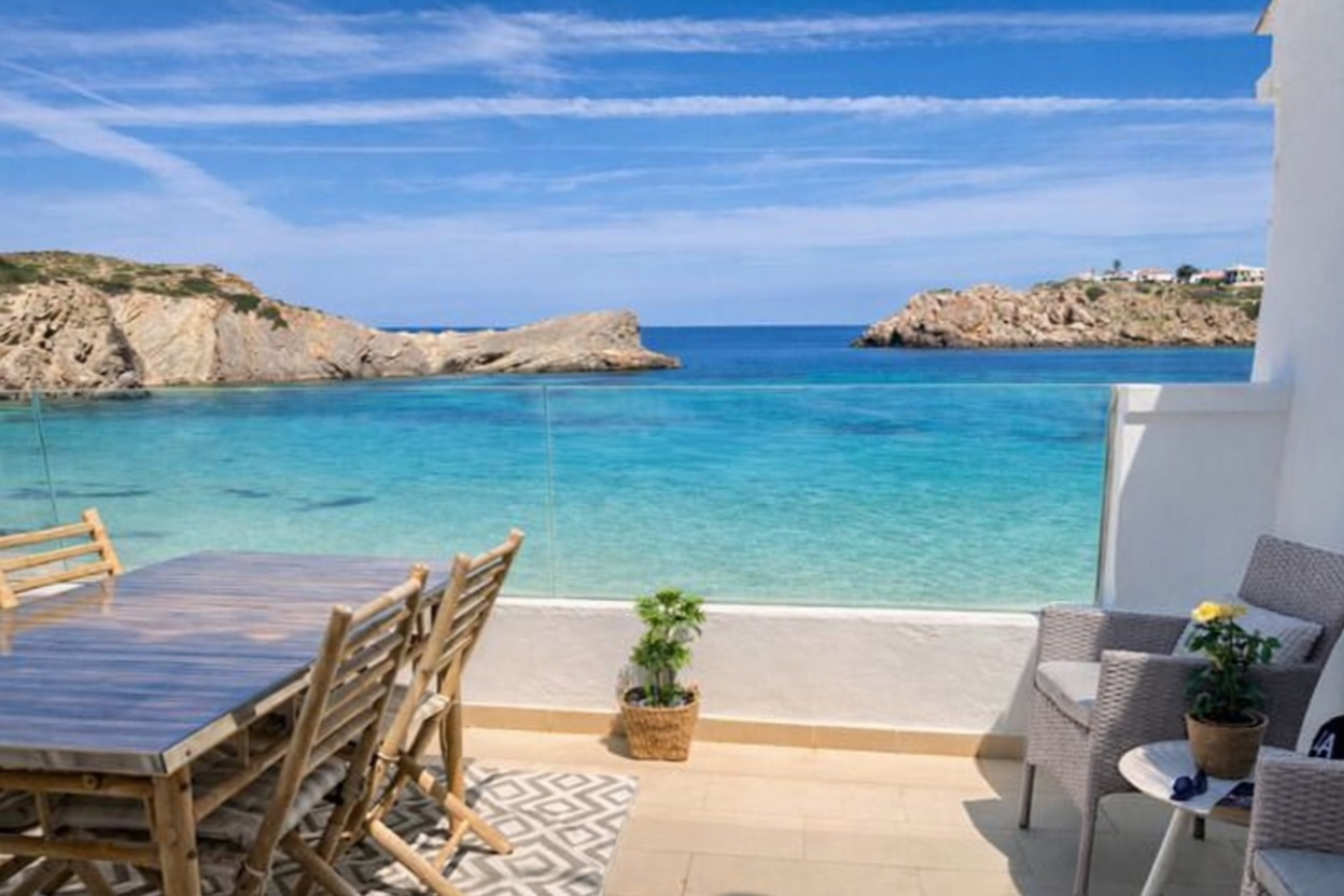 Chalet with direct beach access in Es Mercadal — Sea terrace
