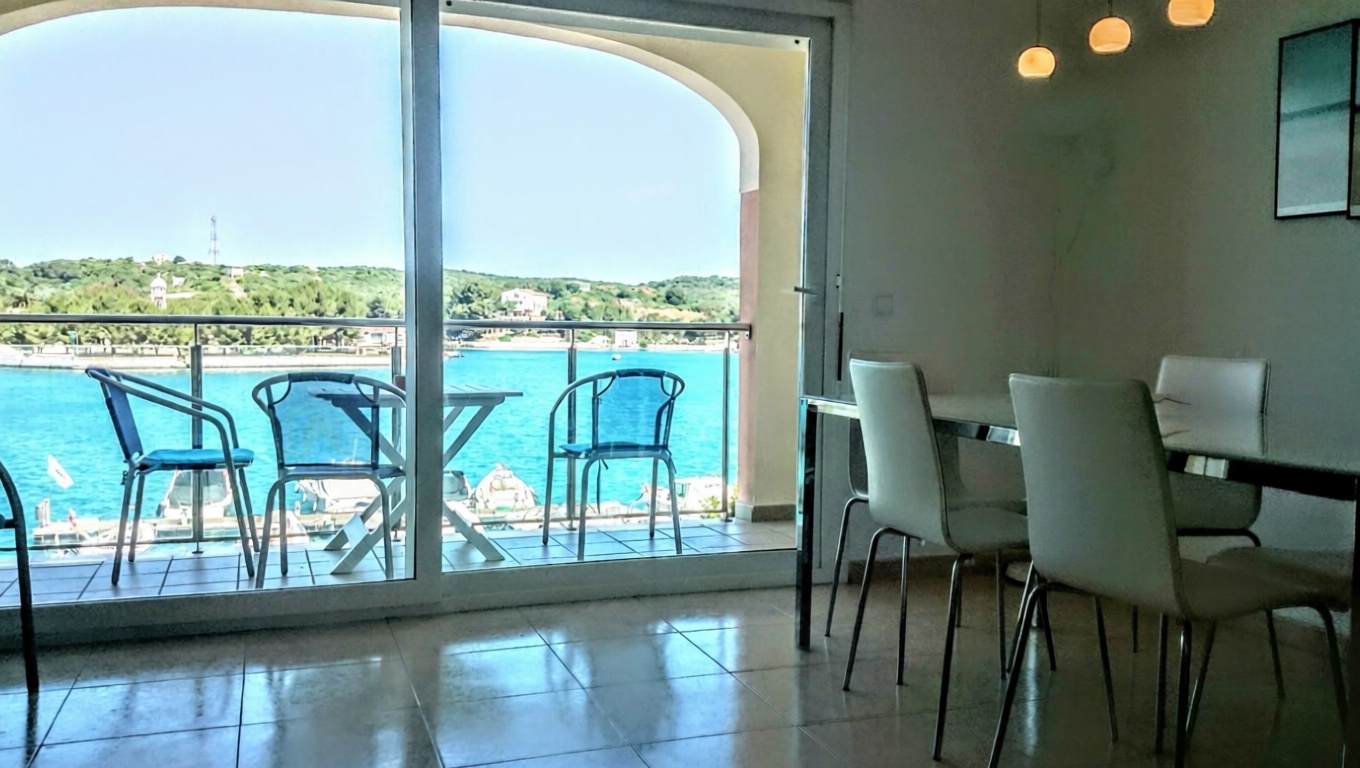 Beachfront duplex in Maó/Mahón — Dining room