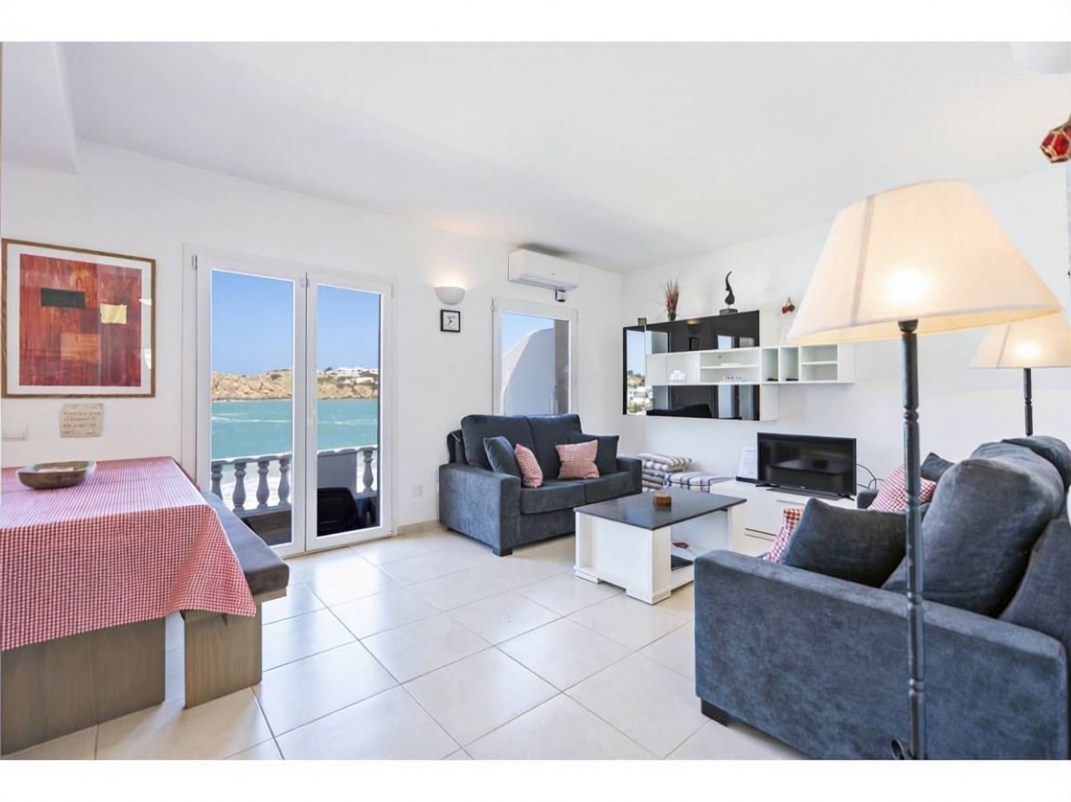 Chalet with direct beach access in Es Mercadal — Living room