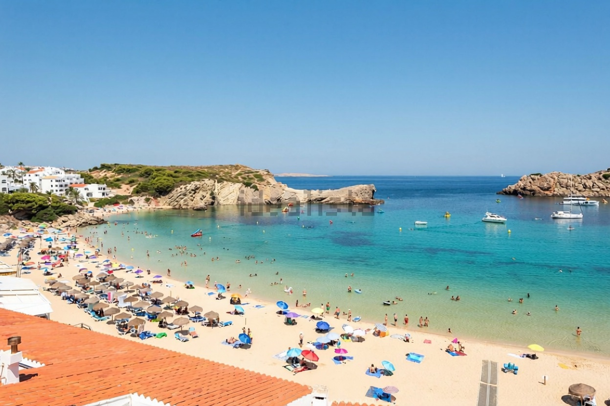 Beachfront flat in Es Mercadal — Sea view