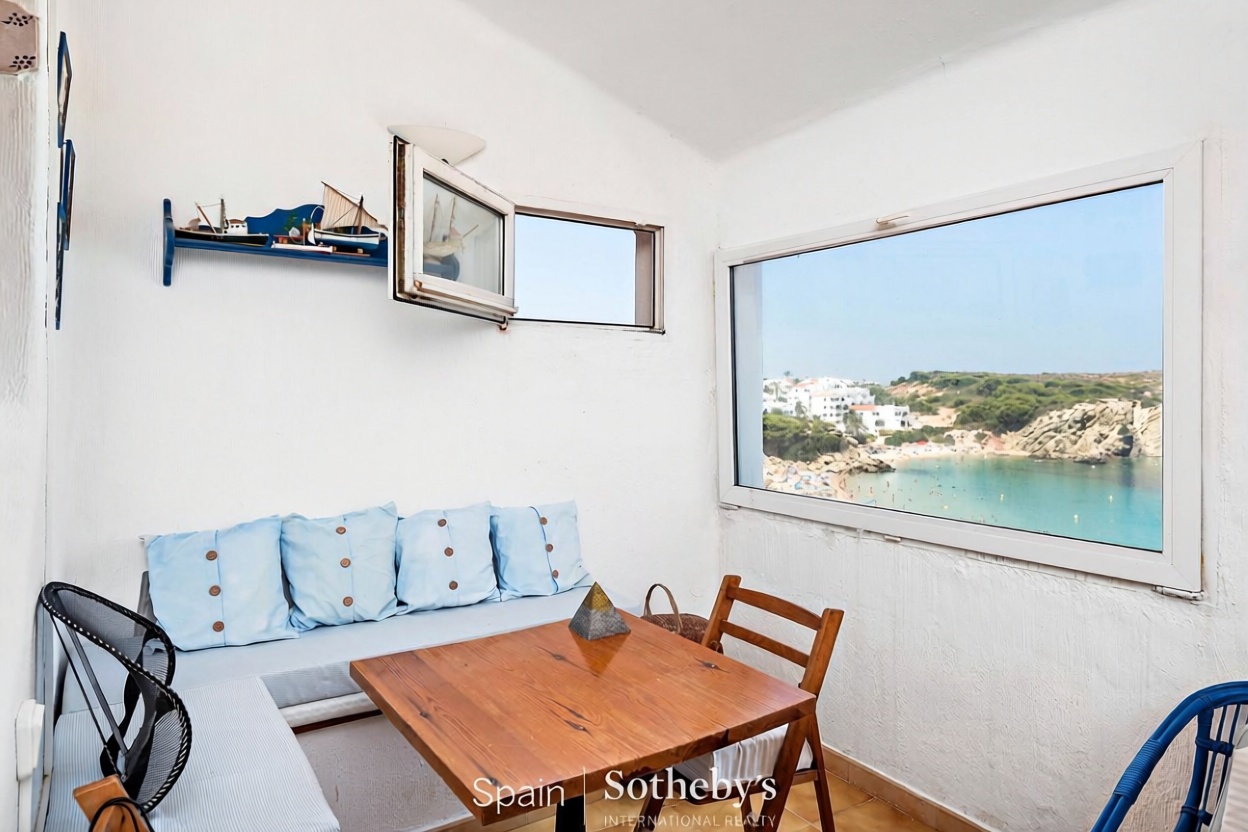 Beachfront flat in Es Mercadal — Dining room