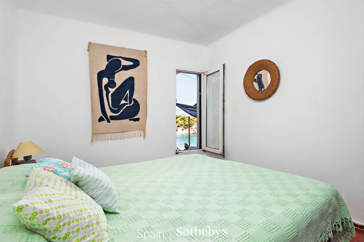 Beachfront flat in Es Mercadal — Bedroom