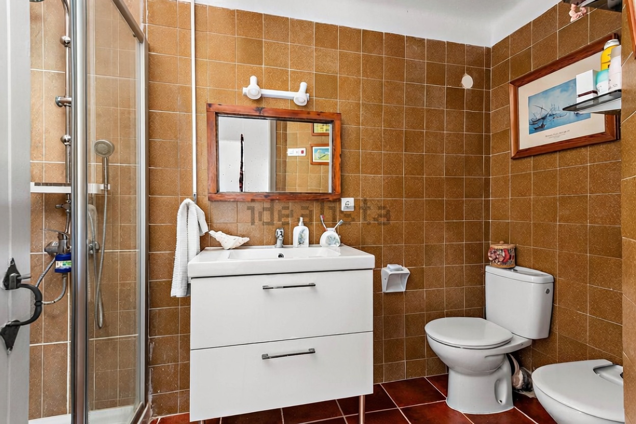 Beachfront flat in Es Mercadal — Bathroom