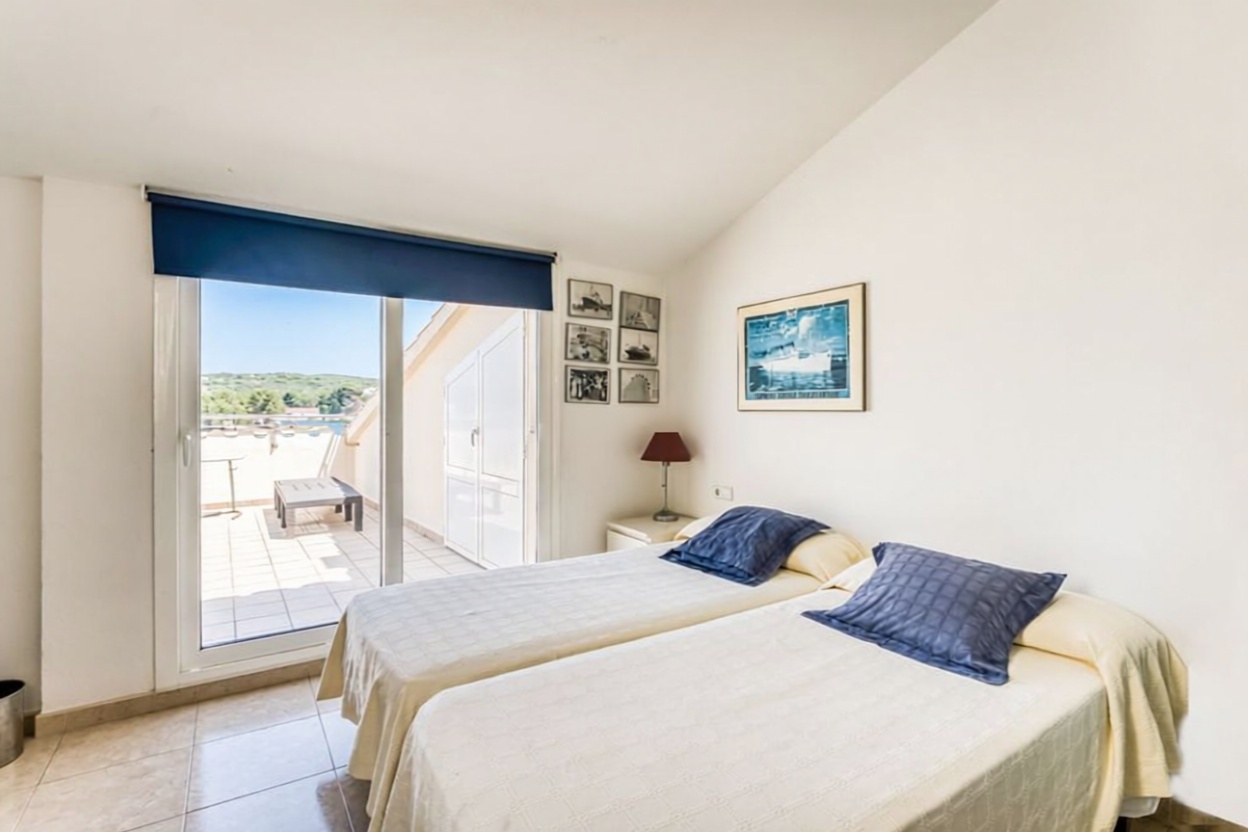 Dúplex en primera línea de playa en Maó — Dormitorio