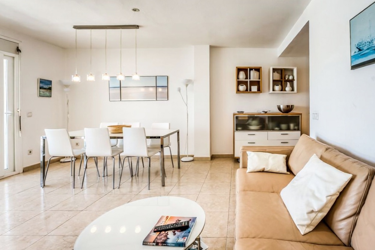 Dúplex en primera línea de playa en Maó — Salón