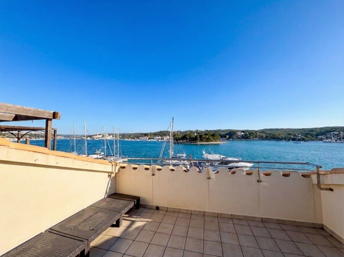 Piso en primera línea de playa en Maó/Mahón — Terraza mar