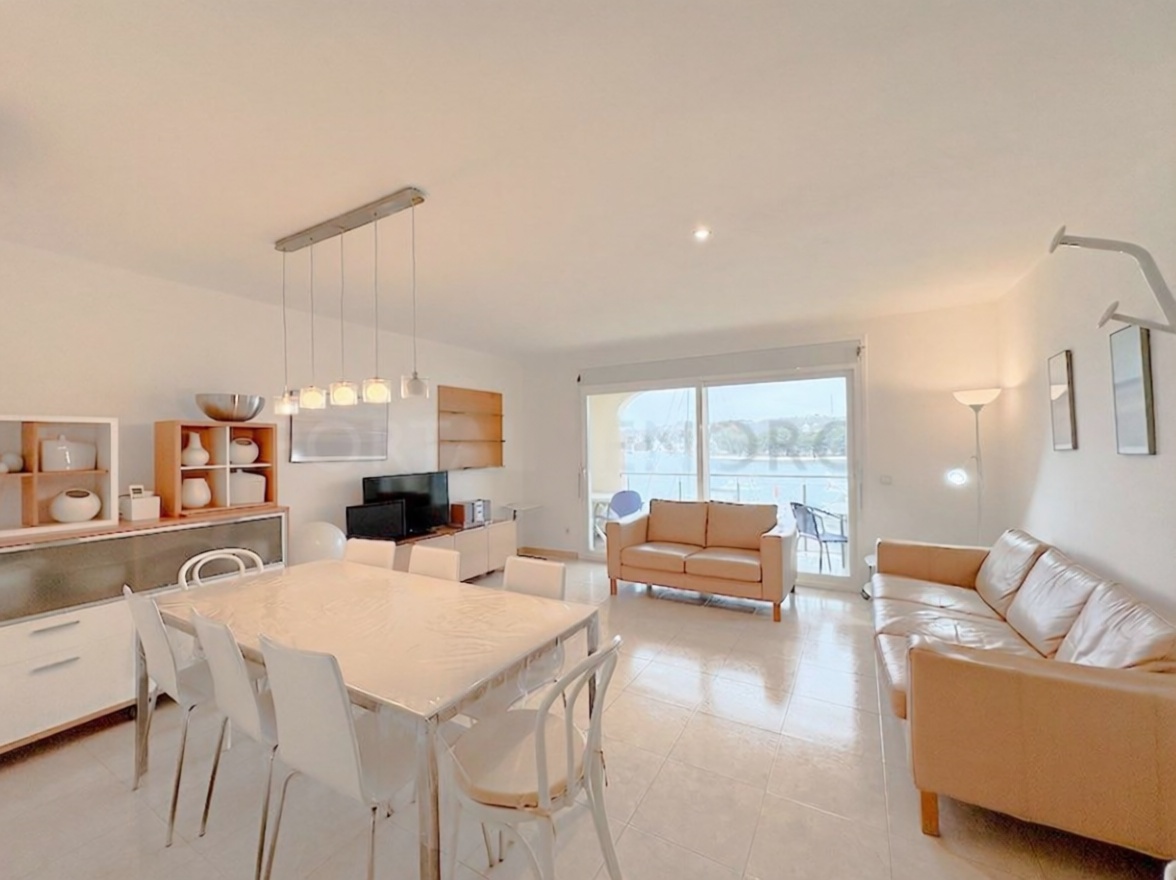 Piso en primera línea de playa en Maó/Mahón — Salón