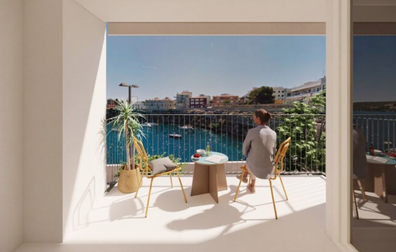 Beachfront flat in Es Castell — Sea terrace