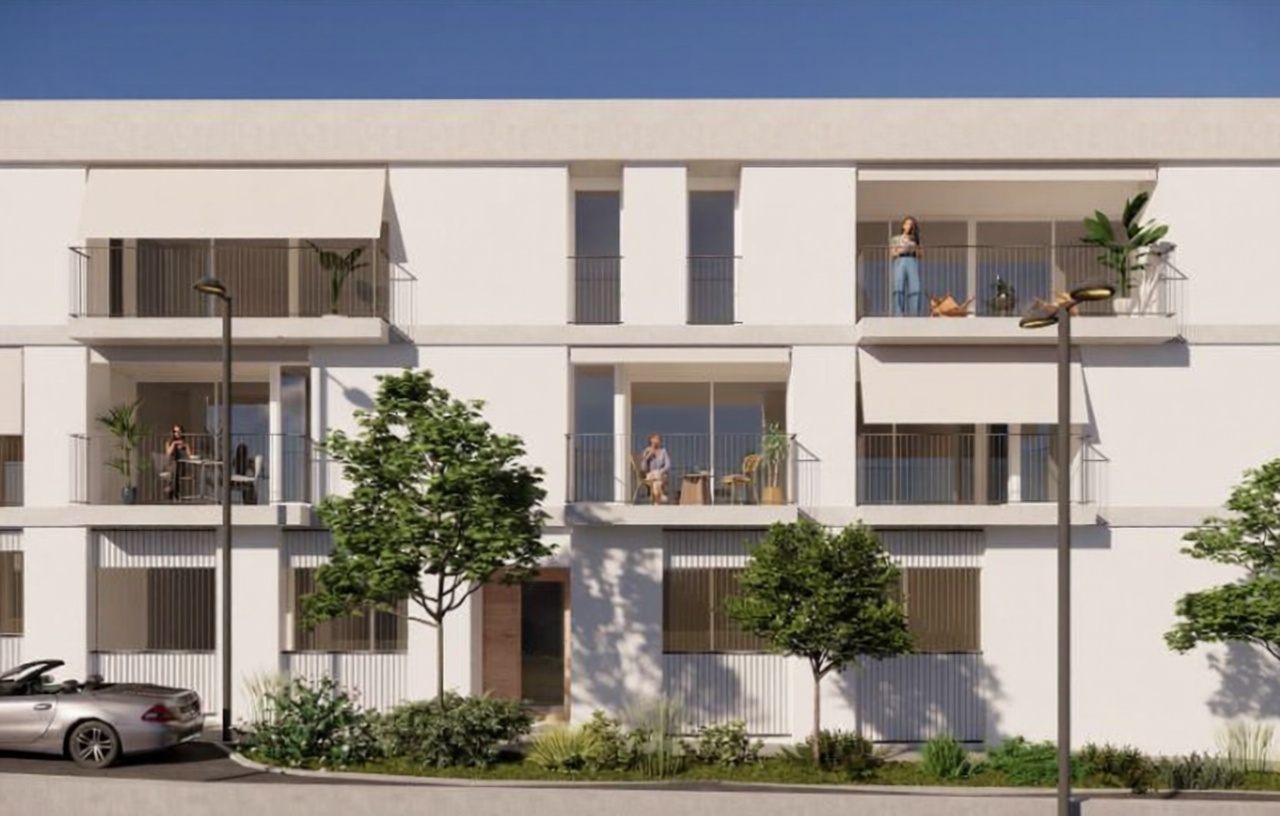 Beachfront flat in Es Castell — Facade