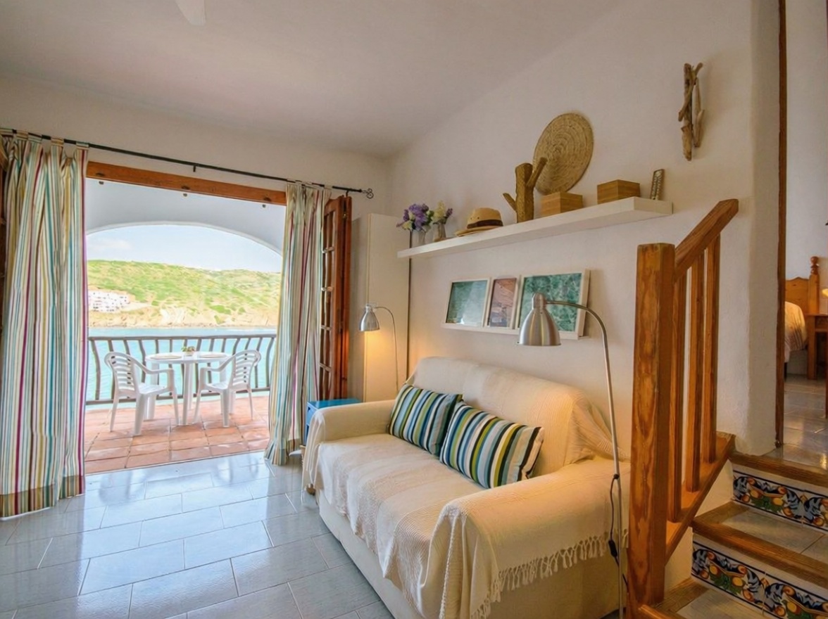 Wohnung in erste Strandlinie in Es Mercadal — Wohnzimmer