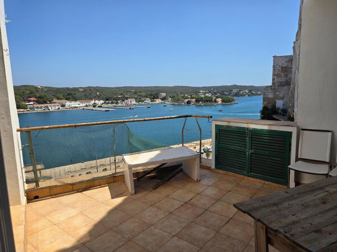Beachfront duplex in Maó