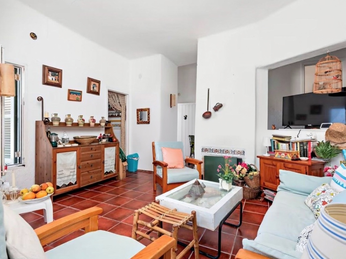 Beachfront duplex in Es Mercadal — Living room