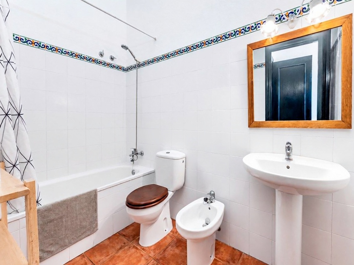 Chalet with direct beach access in Sant Lluís — Bathroom