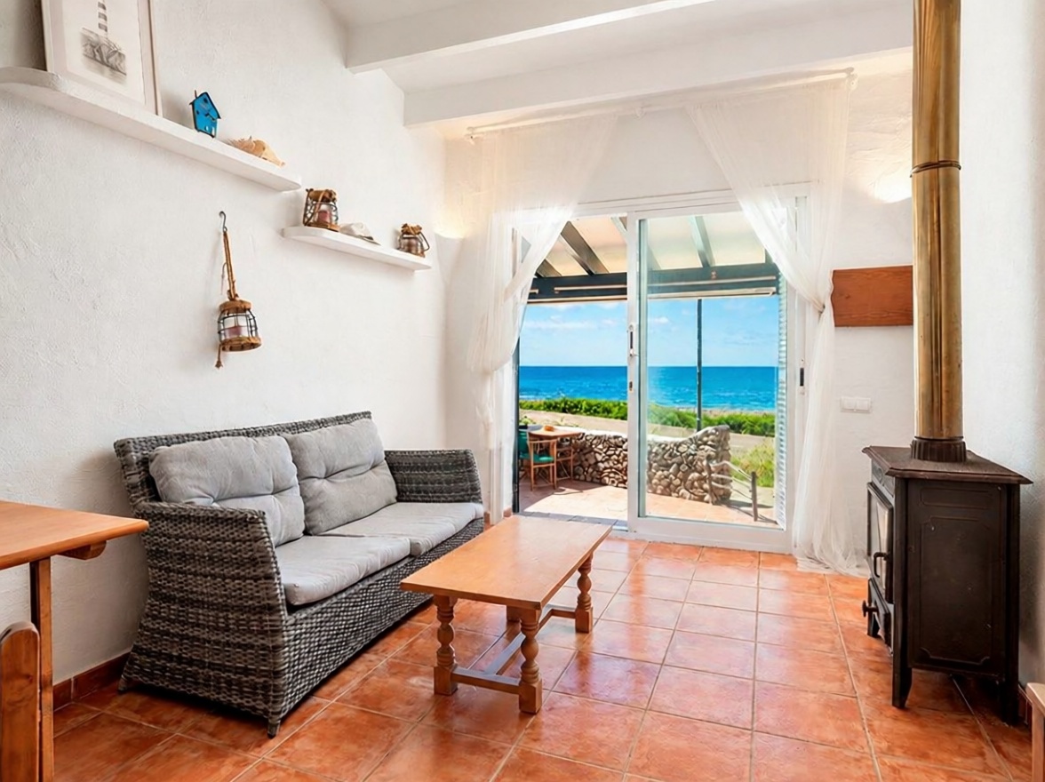 Chalet with direct beach access in Sant Lluís — Living room