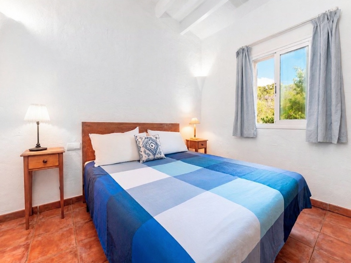 Chalet with direct beach access in Sant Lluís — Bedroom
