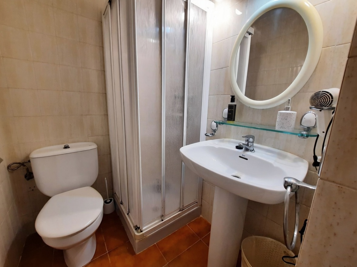 Ático en primera línea de mar en Es Mercadal — Baño