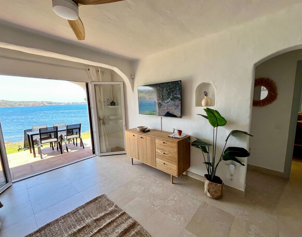 Beachfront flat in Es Mercadal — Living room