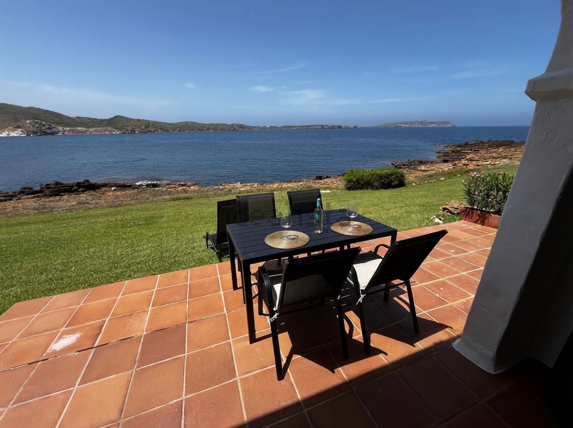 Beachfront flat in Es Mercadal — Sea terrace