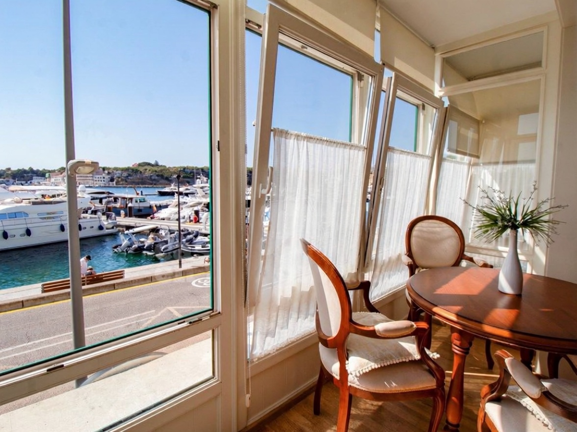 Beachfront flat in Maó