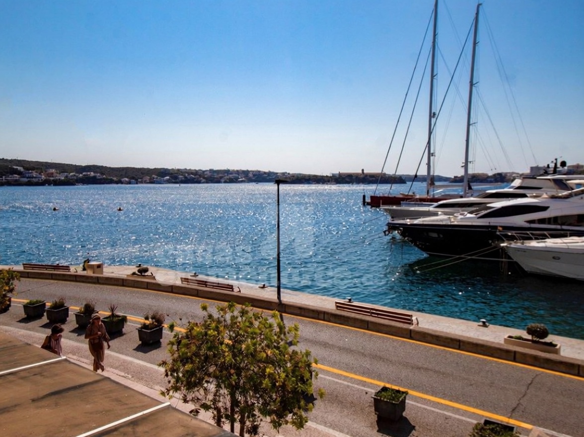 Beachfront flat in Maó — Sea view