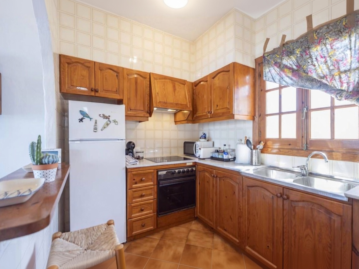Beachfront flat in Es Mercadal — Kitchen