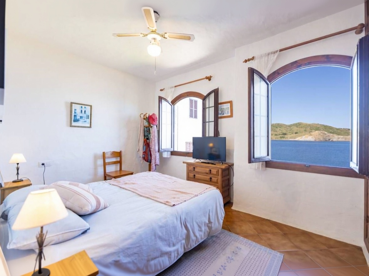 Beachfront flat in Es Mercadal — Bedroom