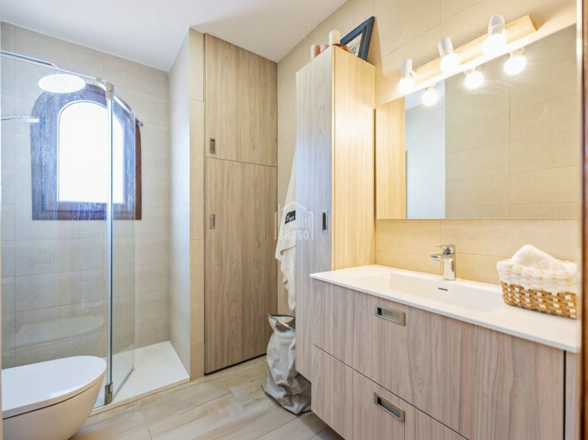 Beachfront flat in Es Mercadal — Bathroom