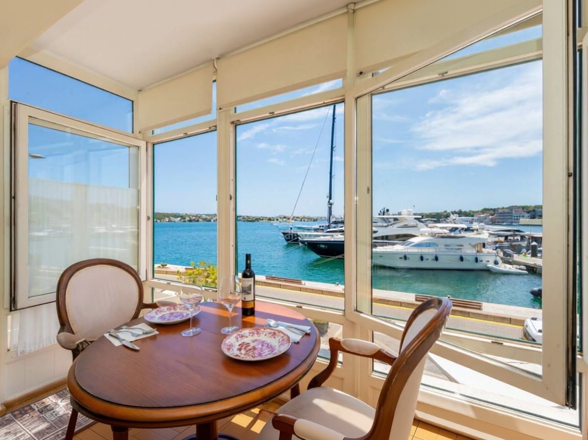 Beachfront flat in Maó